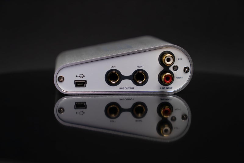 ESI MAYA22 | واجهة صوتية احترافية USB لجهاز الكمبيوتر والماك مع مدخلات XLR و RCA و DI، للبودكاست والبث، مثالية لعازفي الجيتار والمغنين، تشمل برنامج إنتاج الموسيقى - Image 4